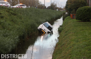Auto belandt in sloot na botsing met lantaarnpaal Dorpskade Wateringen