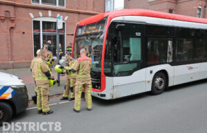 Auto gaat er vandoor na aanrijding met stadsbus Groot Hertoginnenlaan Den Haag
