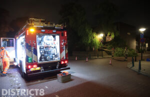 Grote tak valt tegen woning aan; schutting en regenpijp beschadigd Beilenstraat Den Haag