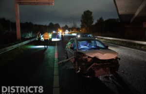 Vangrail zwaar beschadigd na flinke aanrijding met drie voertuigen A12 Den Haag