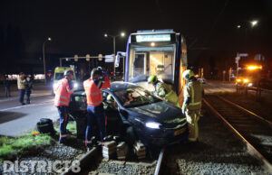 Twee gewonden bij flink ongeval tussen auto en tram Rijswijkse Landingslaan Rijswijk