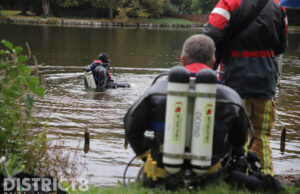 Brandweer doorzoekt water na aantreffen kledingstukken Marie Heinenweg Den Haag