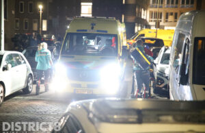 Zwaargewond slachtoffer van steekpartij met spoed naar het ziekenhuis vervoerd Van Baerlestraat Den Haag