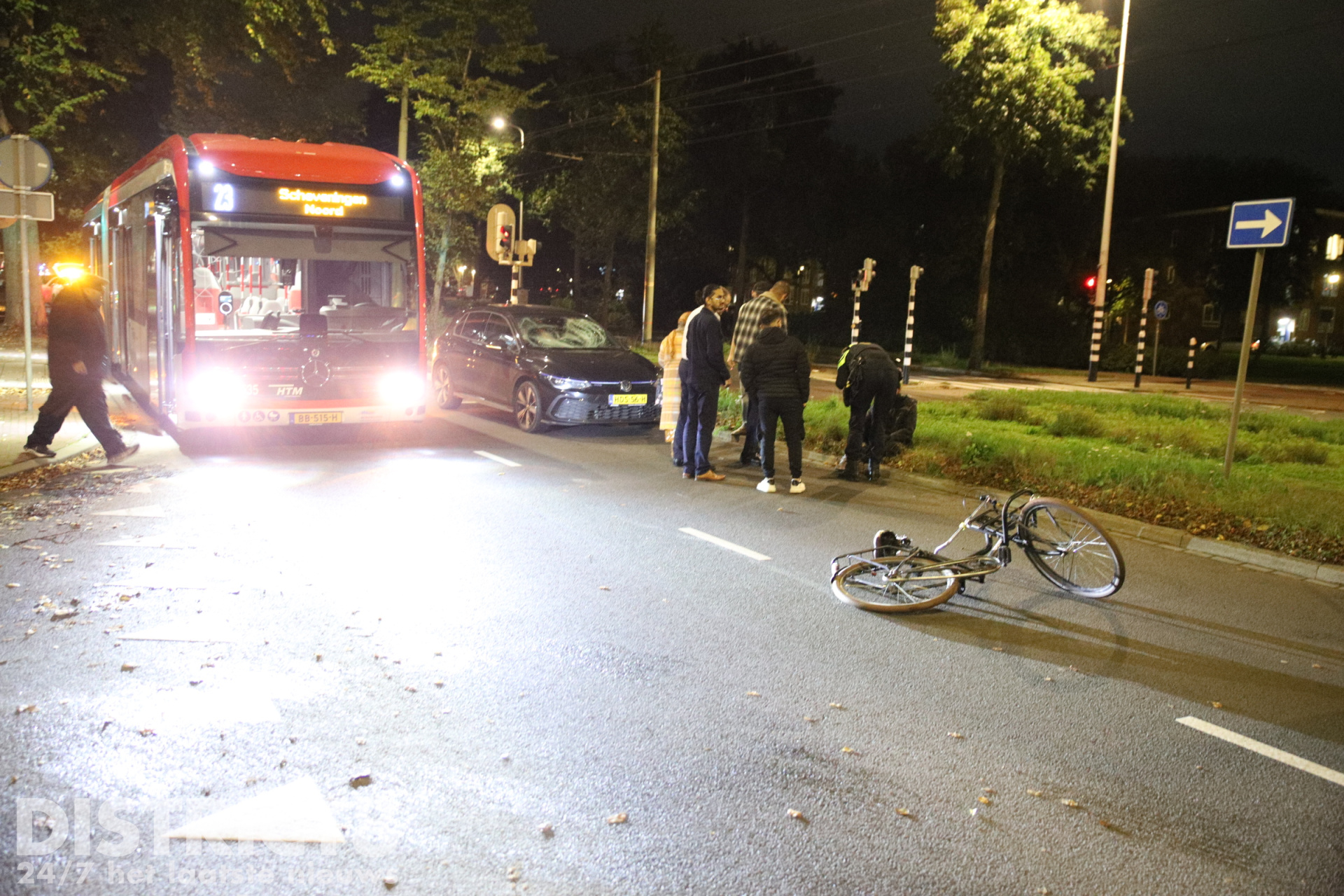Voorruit auto verbrijzeld na botsing met fietser Loevesteinlaan Den Haag