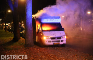 Veel rook bij brand in geparkeerde camper Meppelweg Den Haag
