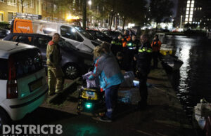 Persfotograaf en agenten redden te water geraakte man Veenendaalkade Den Haag
