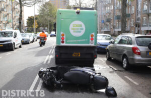 Scooterrijder botst achterop veegwagen Leyweg Den Haag