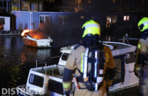 Brandende boot raakt op drift Veenendaalkade Den Haag