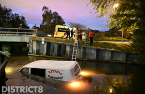 Busje belandt in sloot; bestuurder gewond Dijkweg Naaldwijk