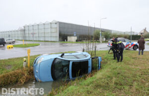 Auto belandt in sloot Zwethlaan Honselersdijk