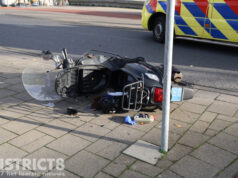 Scooterrijder wordt geschept en rijdt tegen paal Troelstrakade Den Haag