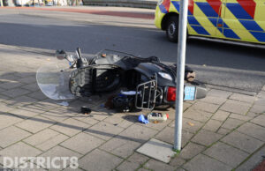 Scooterrijder wordt geschept en rijdt tegen paal Troelstrakade Den Haag
