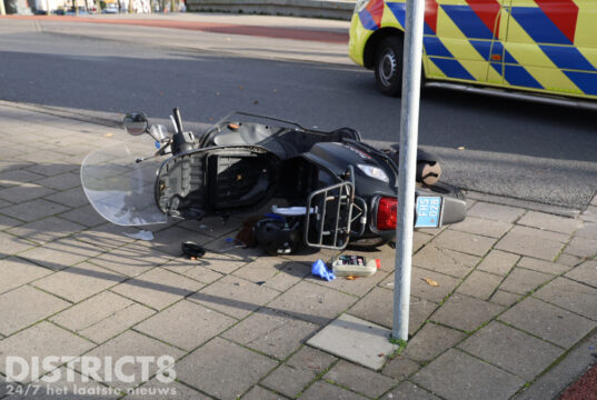 Scooterrijder wordt geschept en rijdt tegen paal Troelstrakade Den Haag