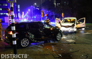 Veel schade na ongeval tussen auto en busje Schenkkade Den Haag