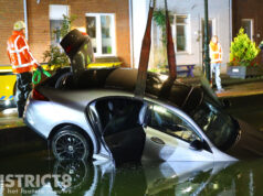 Auto raakt van de weg en belandt in ijskoude water Delftsestraatweg Delfgauw