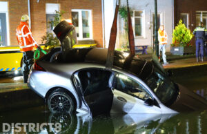 Auto raakt van de weg en belandt in ijskoude water Delftsestraatweg Delfgauw