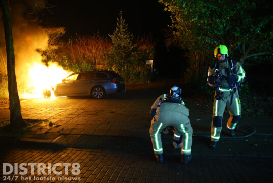 Geparkeerde auto zwaar beschadigd na nachtelijke brand Latijns-Amerikalaan Delft