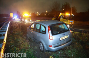 Automobilist komt in berm terecht van snelweg A12 Den Haag