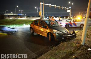 Auto vliegt uit de bocht tegen verkeerspaal aan Noordelijke Verbindingsweg Den Haag