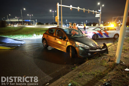 Auto vliegt uit de bocht tegen verkeerspaal aan Noordelijke Verbindingsweg Den Haag