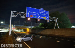 Voertuig en vangrail zwaar beschadigd na ongeval A4 Leidschendam