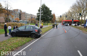 Schade na aanrijding tussen auto en stadsbus Prinses Beatrixlaan Delft