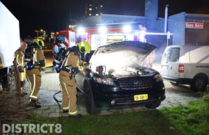 Brandweer blust brand in geparkeerde auto Castorstraat Den Haag