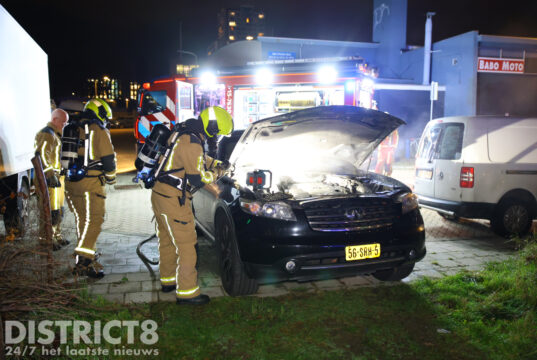 Brandweer blust brand in geparkeerde auto Castorstraat Den Haag