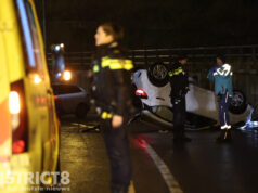 Personenauto komt op zijn dak terecht na botsing met lichtmast Blauwhek Naaldwijk