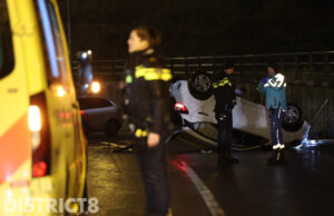 Personenauto komt op zijn dak terecht na botsing met lichtmast Blauwhek Naaldwijk