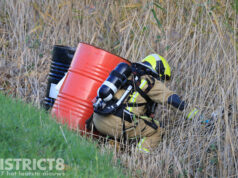 Brandweer onderzoekt gedumpte vaten langs slootje Europaweg Zoetermeer