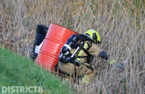 Brandweer onderzoekt gedumpte vaten langs slootje Europaweg Zoetermeer