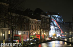 Containerbrand slaat over op pand: brandweer schaalt groot op Oost Indiëplaats Delft
