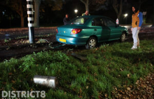 Tramverkeer gestremd nadat auto vast komt te zitten op tramrails Genestetlaan Rijswijk