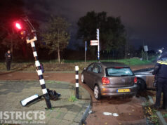 Verkeerslicht omver gereden door auto Erasmusweg Den Haag