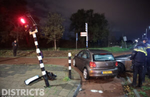 Verkeerslicht omver gereden door auto Erasmusweg Den Haag