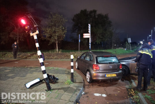 Verkeerslicht omver gereden door auto Erasmusweg Den Haag