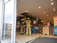 Brandweer blust brand in plafond Albert Heijn Dijkstraat Honselersdijk