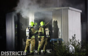 Brandweer druk met blussen transformatorstation Transportweg Maasdijk