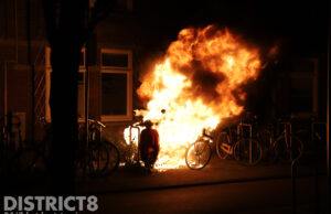 Scooter en fietsen in brand gestoken Dierenselaan Den Haag