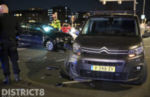 Kruising geblokkeerd na ongeval tussen twee personenautos Veluweplein Den Haag