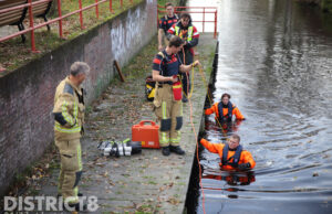 Omstander ziet jas drijven in water en waarschuwt brandweer Wim Gerreselaan Den Haag