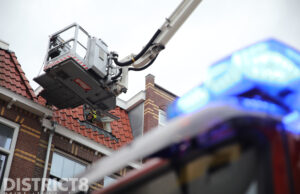 Brandweer blust brandje in dak na werkzaamheden Herschelstraat Den Haag