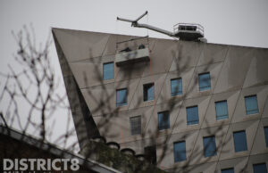 Twee glazenwassers vast in bakje op bijna 75 meter hoogte na storing Leyweg Den Haag