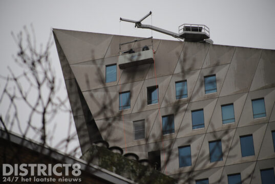 Twee glazenwassers vast in bakje op bijna 75 meter hoogte na storing Leyweg Den Haag