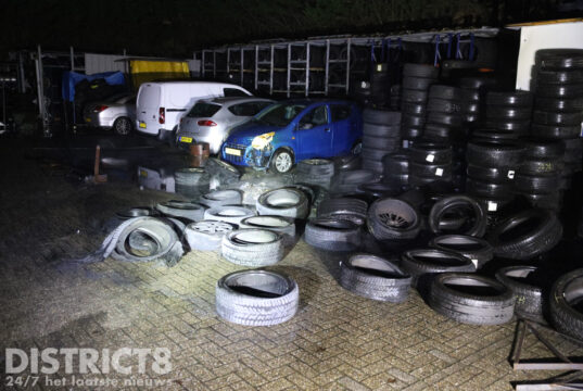 Veel rookontwikkeling door brandende stapel autobanden Kerketuinenweg Den Haag