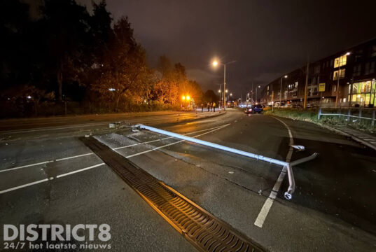 Bestuurder aangehouden na botsing met lantaarnpaal Hildebrandstraat Den Haag