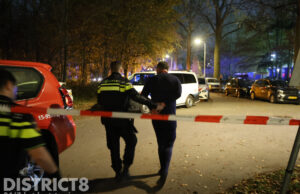 Omstander rijdt over voet brandweerman bij auto te water Madesteinweg Den Haag