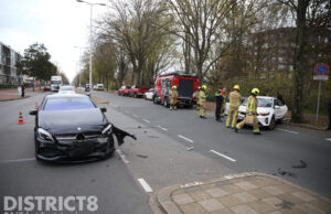 Gewonde en veel schade na aanrijding op kruising Erasmusweg Den Haag