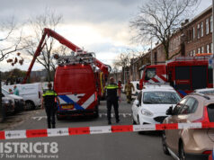 Brandweerduikers doorzoeken water na melding auto te water Soestdijksekade Den Haag